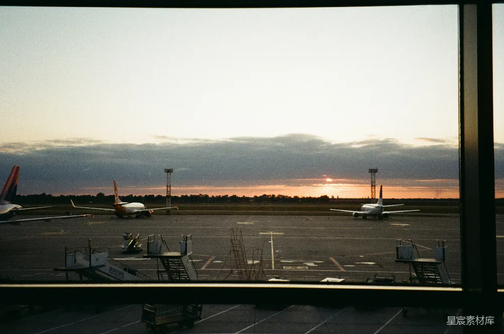 高清摄影 机场 日落 飞机 旅行 风景 夕阳下的机场