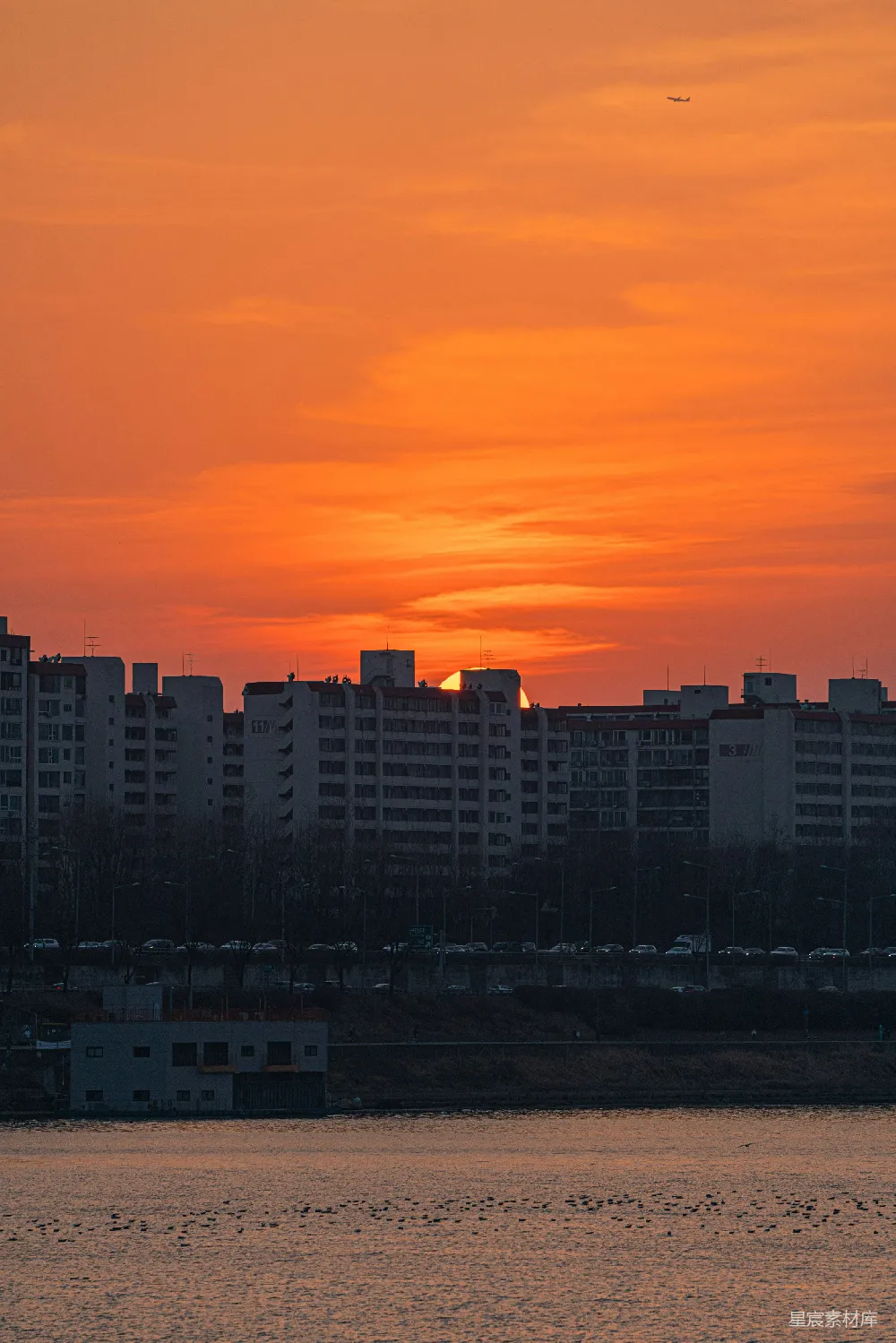 高清摄影 夕阳 城市 建筑 河流 宁静 夕阳下的城市剪影
