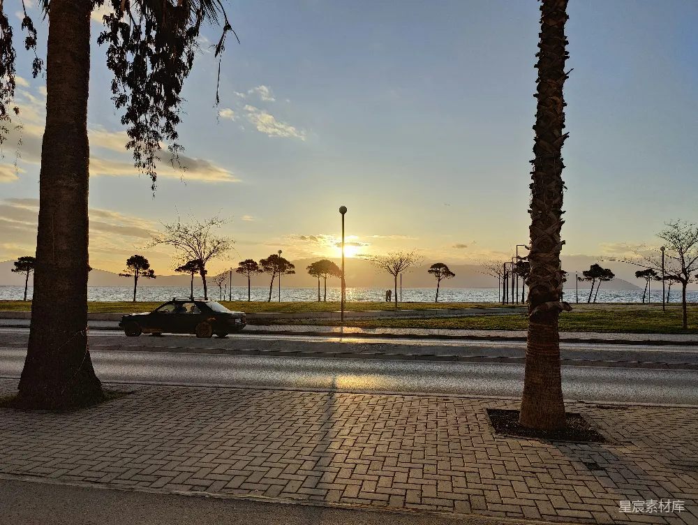 高清摄影 风景 日落 城市 公路 自然 夕阳下的海滨公路