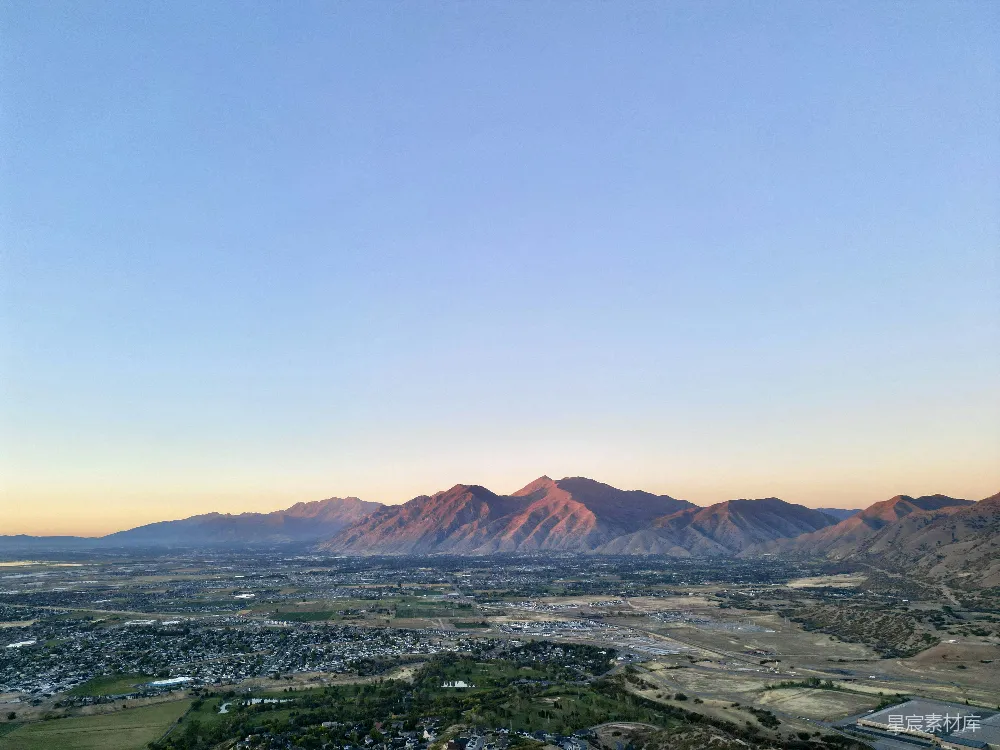 高清摄影 自然风光 日落 山脉 山谷 城市 夕阳下的山谷与山脉