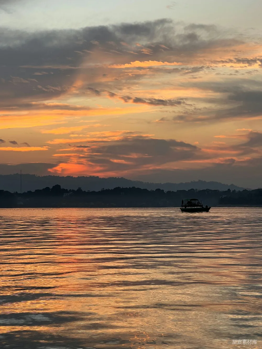 高清摄影 夕阳 湖面 宁静 自然 日落 夕阳下的宁静湖面