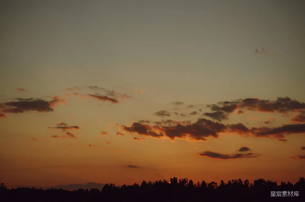 高清摄影 日落 云彩 自然 宁静 风景 夕阳下的云彩