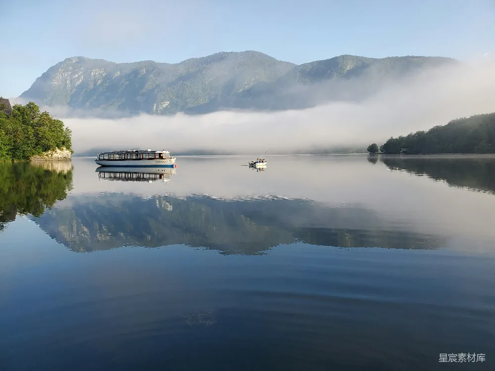 高清摄影 湖泊 山景 晨雾 平静 自然 晨雾中的宁静湖景
