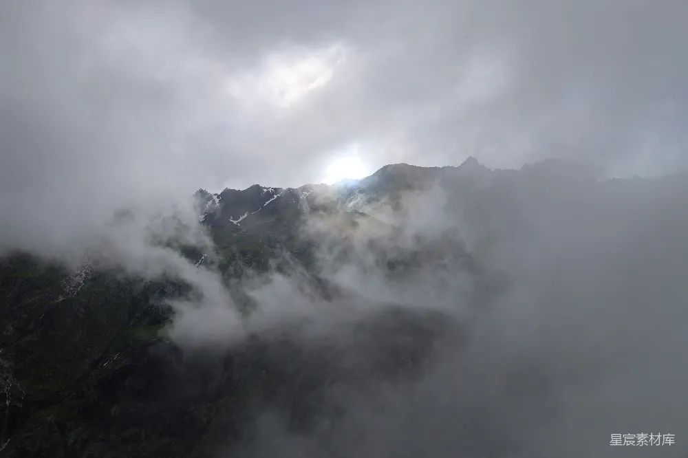 高清摄影 山峰 云雾 自然风光 户外探险 宁静 云雾缭绕的山峰