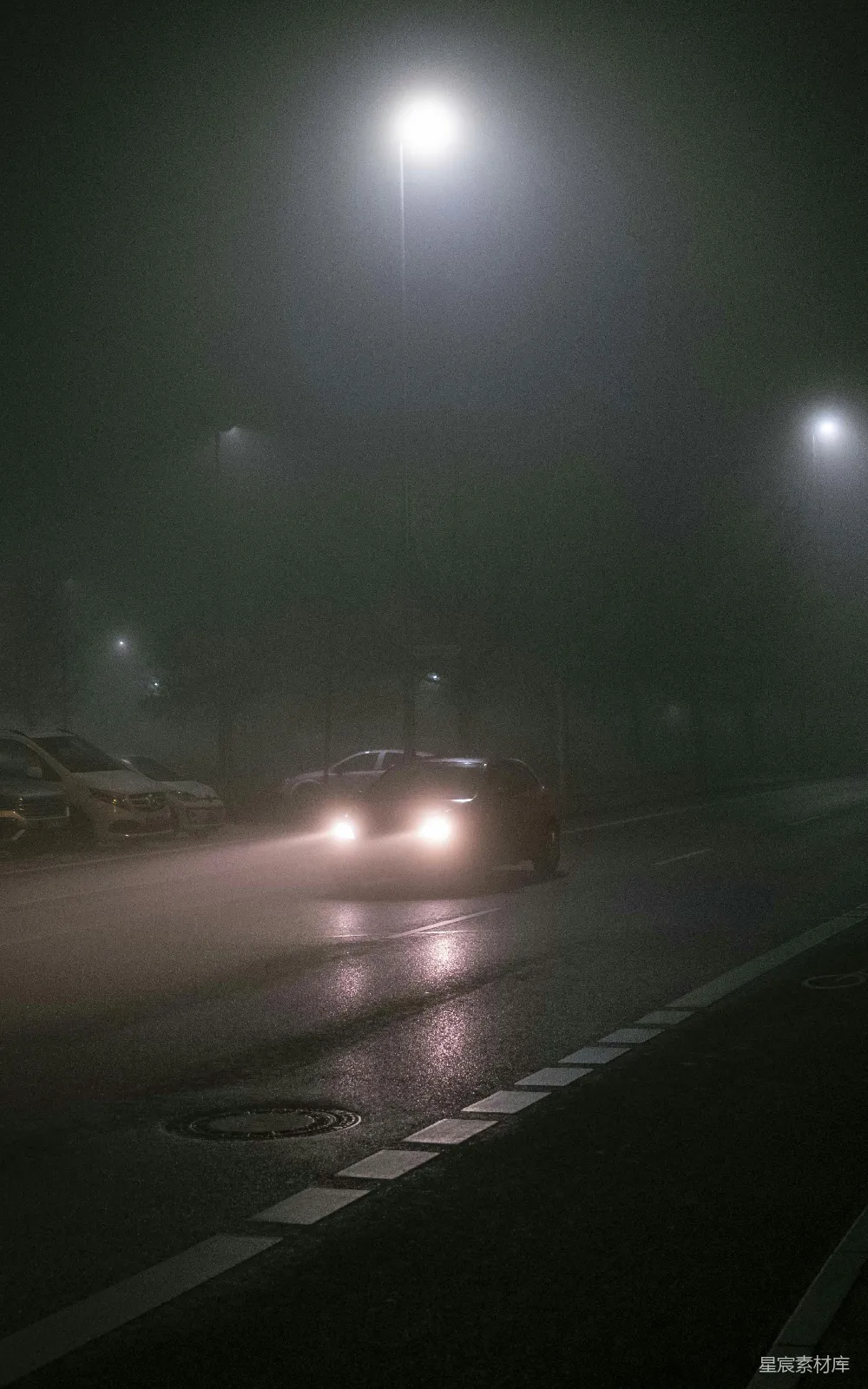 高清摄影 雾夜 孤独 城市 夜晚 汽车 雾夜中的孤独车影