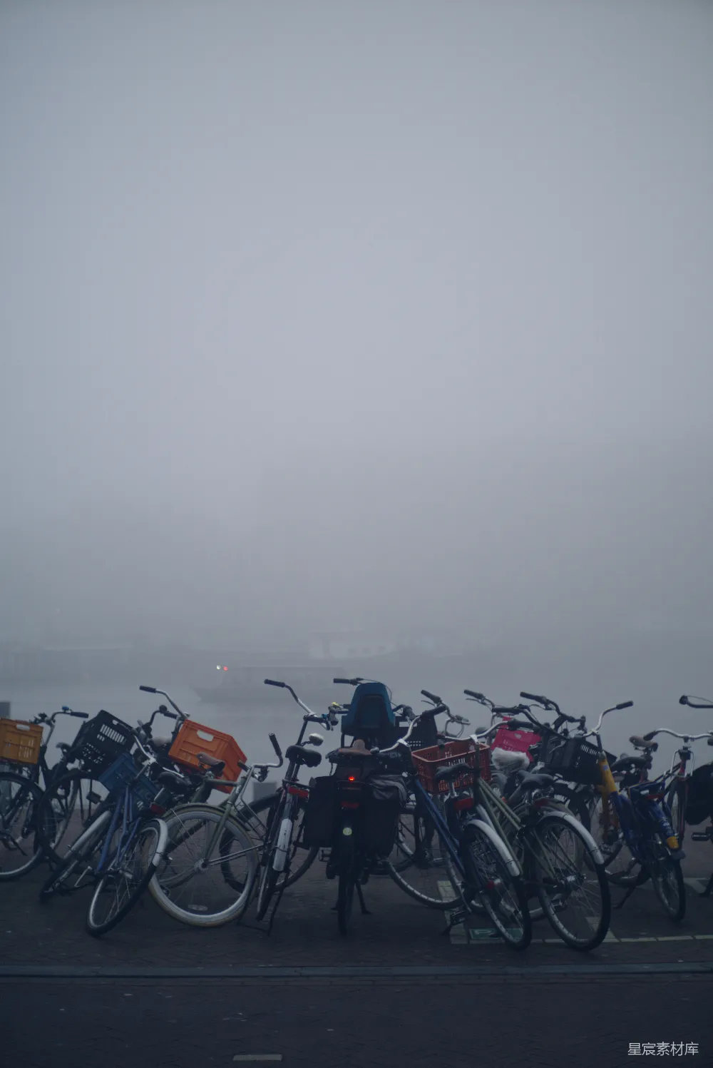 高清摄影 自行车 雾 城市 静谧 早晨 雾中静谧的自行车