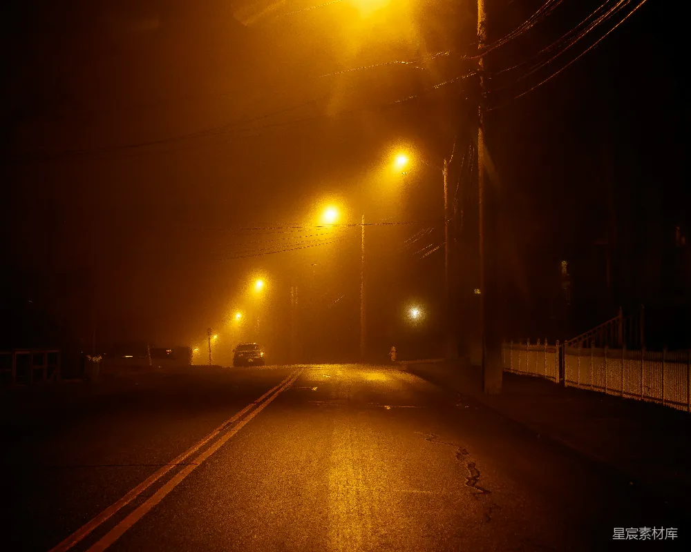 高清摄影 夜晚 雾 路灯 宁静 城市 迷雾中的街灯