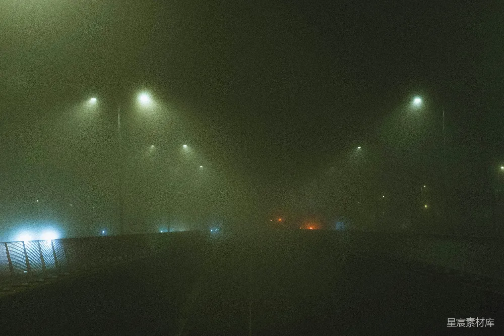 高清摄影 夜晚 雾气 路灯 城市 寂静 夜雾中的路灯