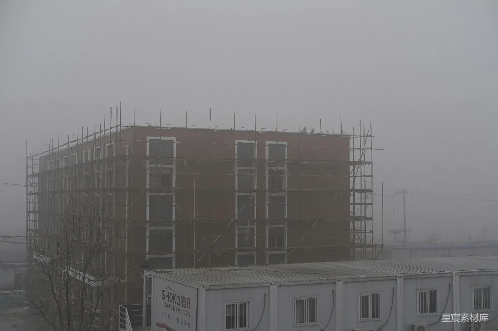 高清摄影 建筑 工地 雾气 施工 城市 雾中建筑工地