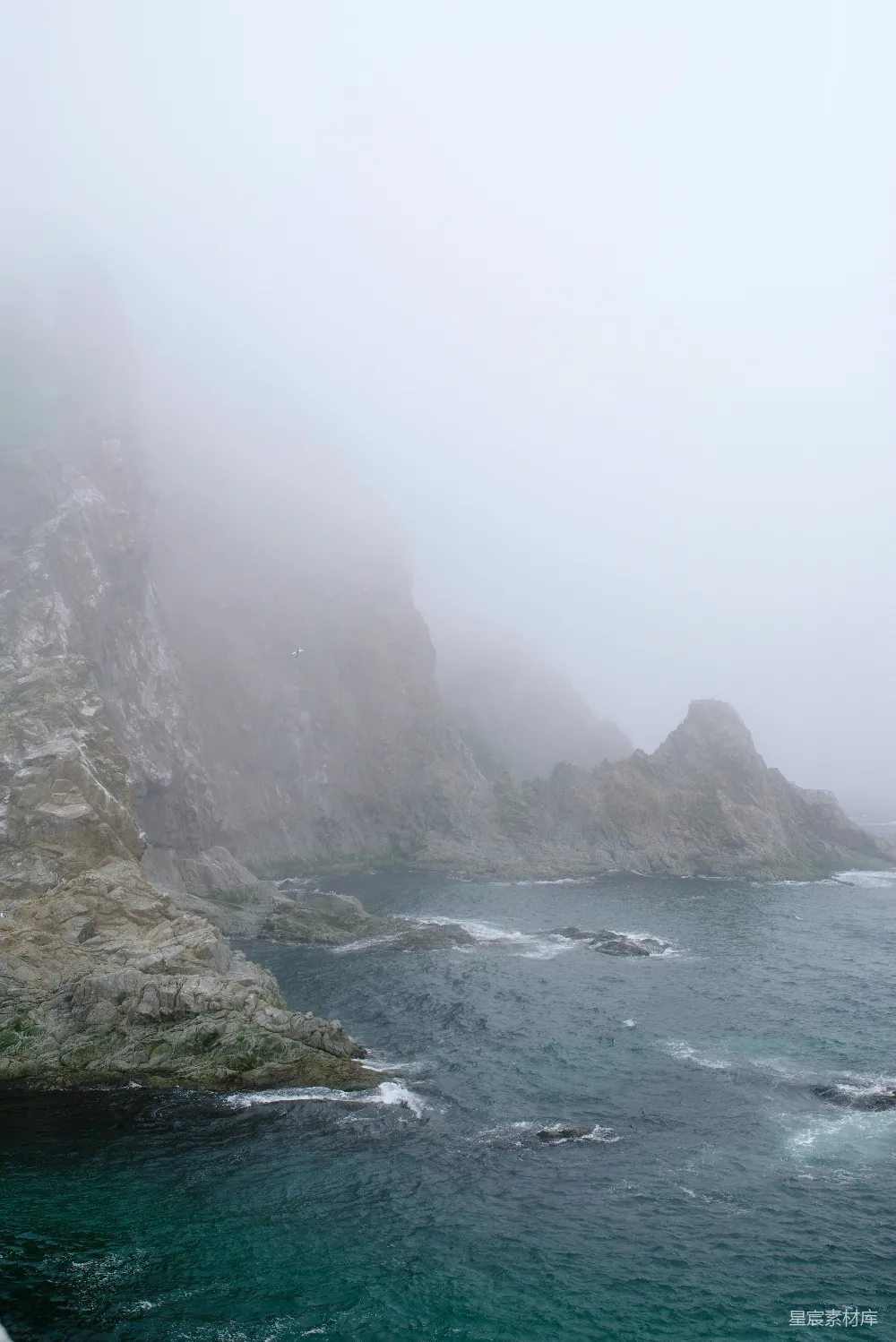 高清摄影 海岸线 自然风光 宁静 雾气 岩石 雾中礁石