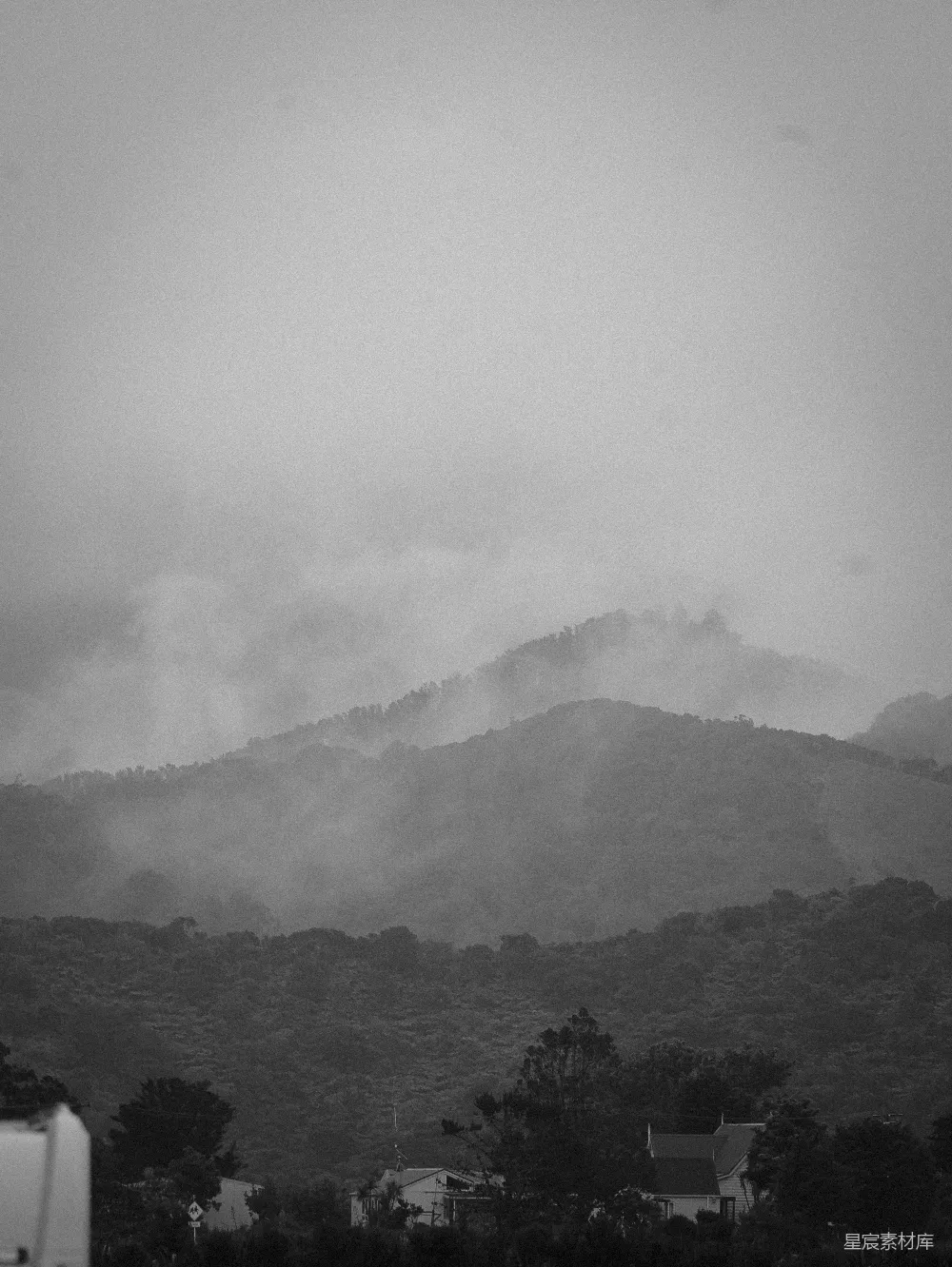 高清摄影 山景 雾气 自然风光 黑白摄影 宁静 雾中山景