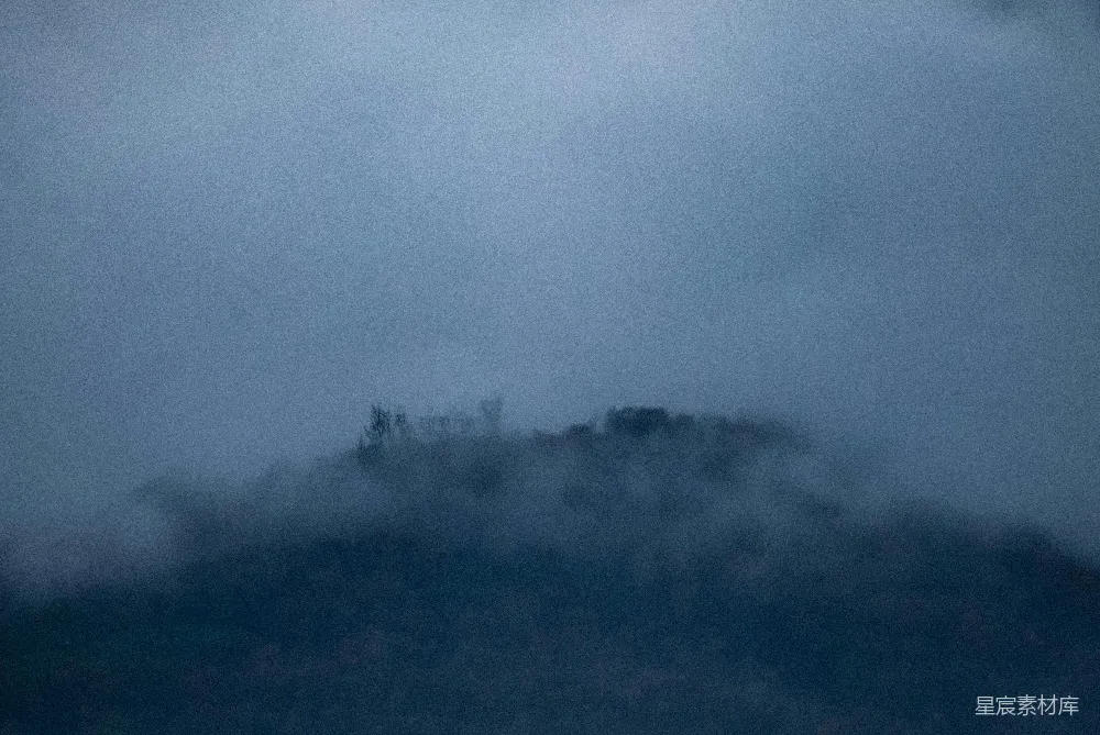 高清摄影 雾 山脊 自然 宁静 清晨 雾中山脊