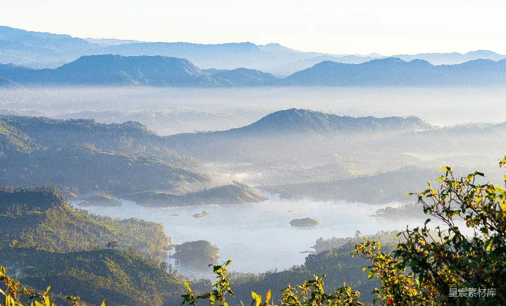 高清摄影 山景 湖泊 晨雾 自然风光 清晨 晨雾中的山湖风光