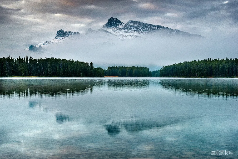 高清摄影 自然风光 山景 宁静 湖泊 森林 湖畔静谧的山景