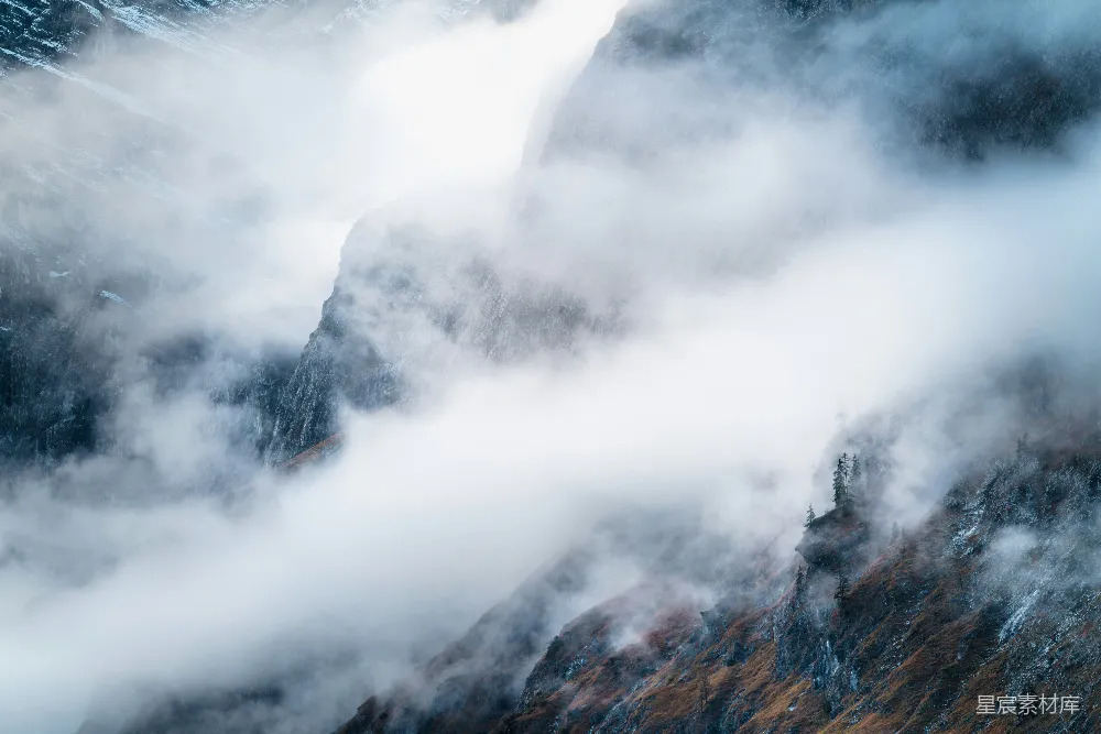 高清摄影 山景 雾气 自然风光 旅行 户外 云雾缭绕的山间