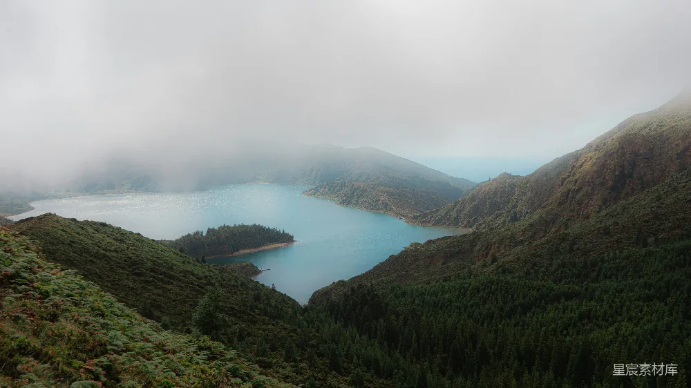 高清摄影 自然景观 山湖景色 宁静 户外摄影 旅行 雾中的火山湖