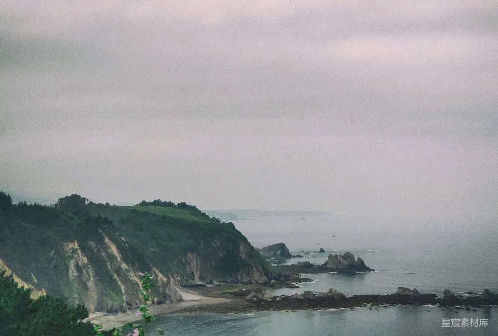 高清摄影 海岸线 雾气 自然风光 宁静 景观 雾蒙蒙的海岸线