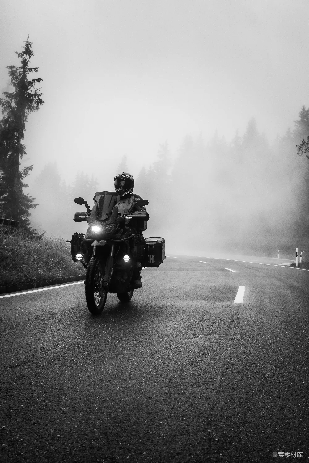 高清摄影 摩托车 旅行 自然 冒险 雾气 雾中骑行