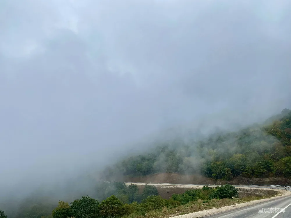 高清摄影 自然风光 山林 雾气 公路 宁静 雾中山林