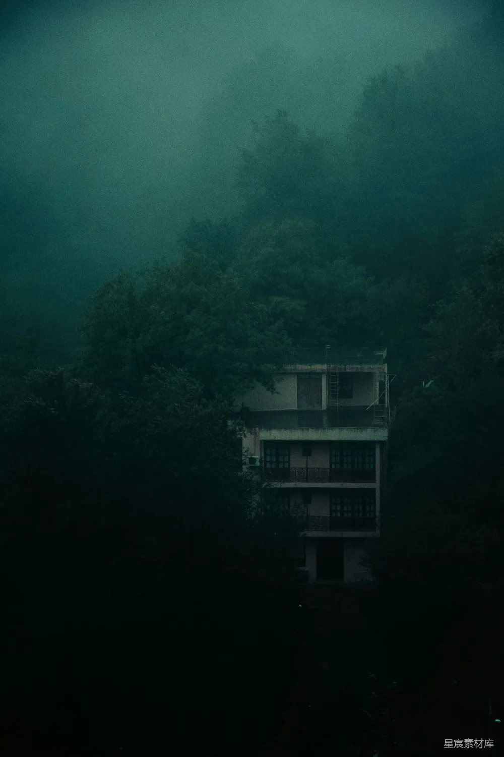 高清摄影 雾景 建筑 阴郁 自然 孤独 雾中孤楼