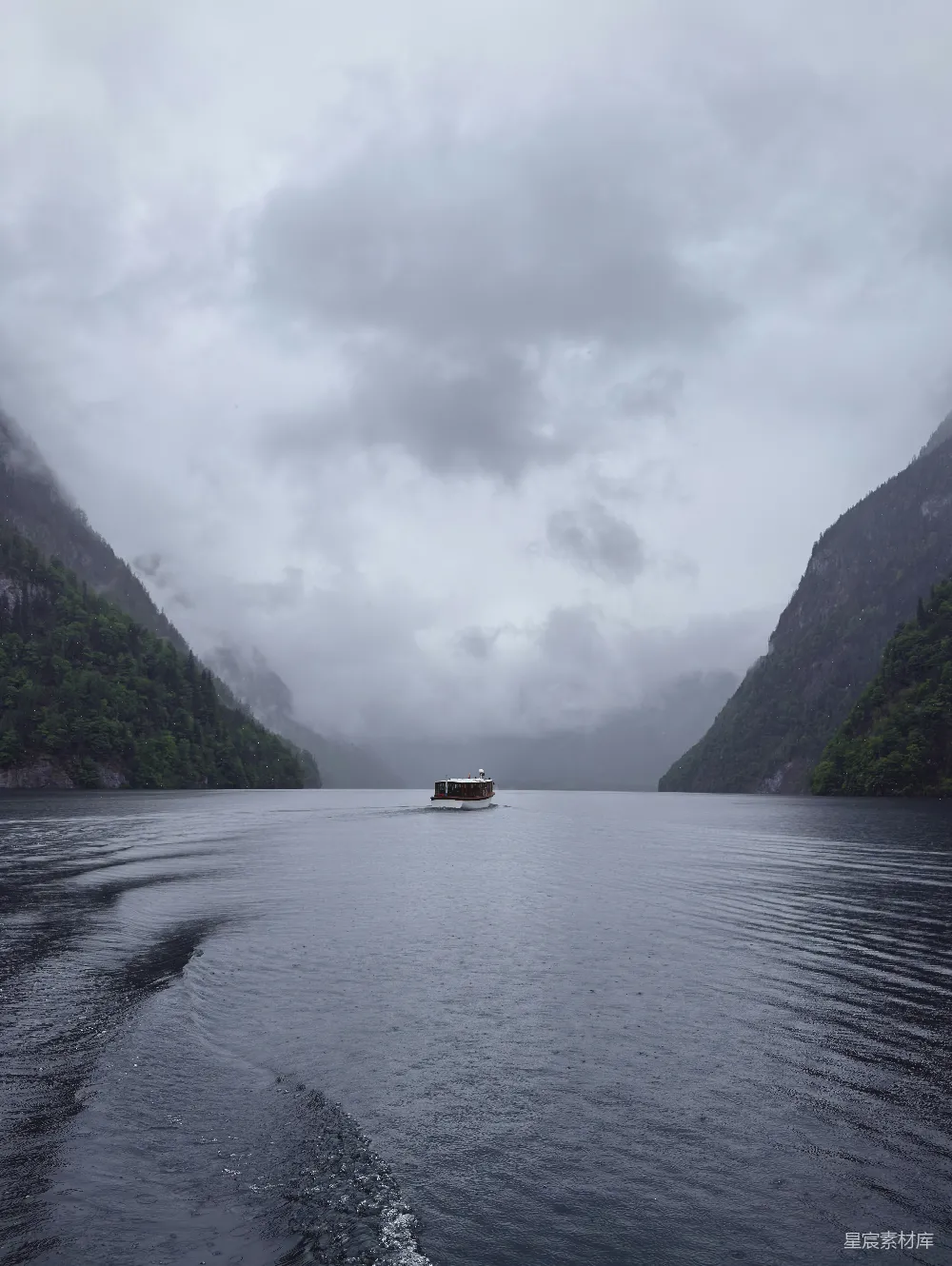 高清摄影 自然风景 宁静 雨天 湖景 独木舟 雾中湖上的独行小船