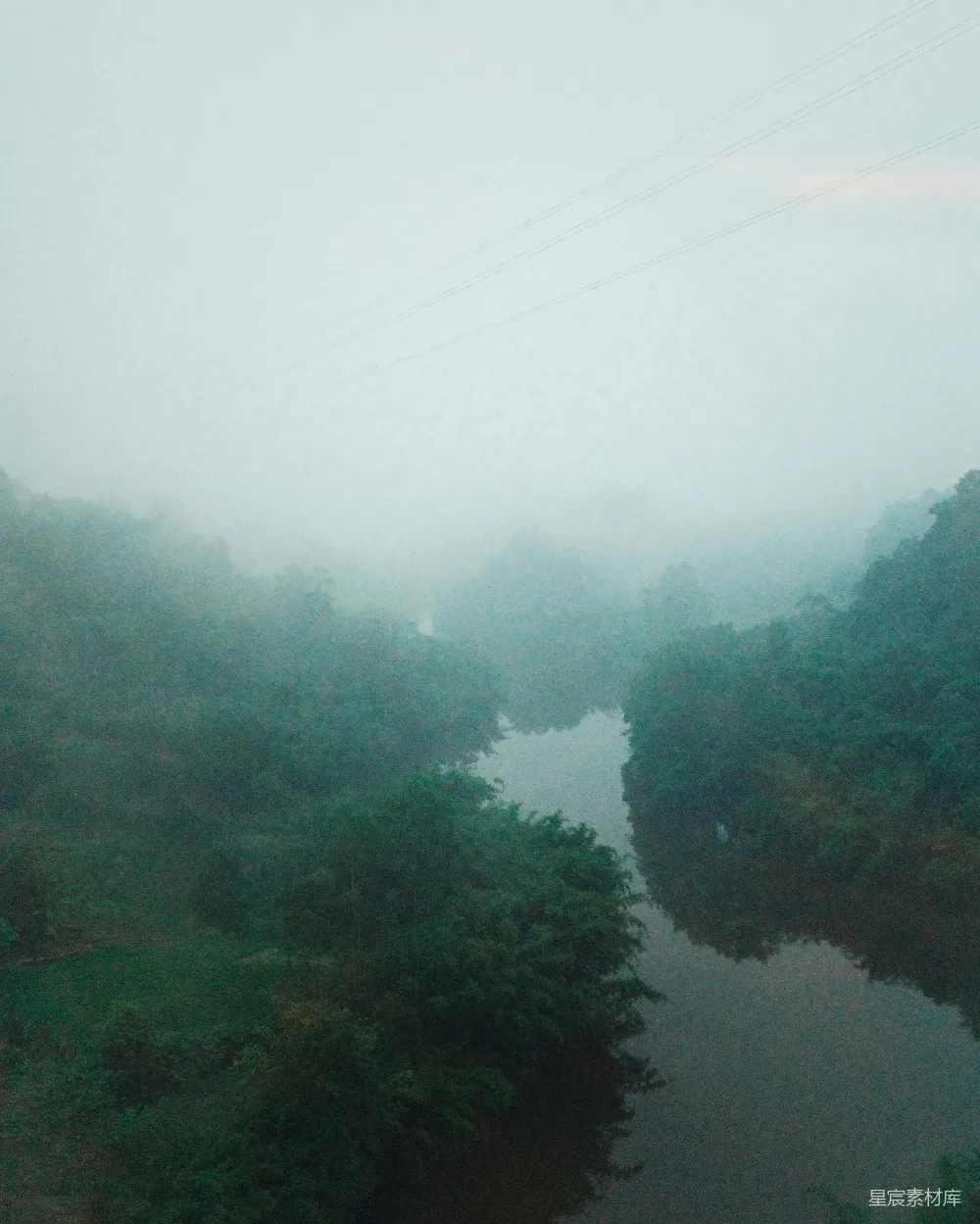 高清摄影 雾气 河流 宁静 自然 清晨 雾中静谧的河流