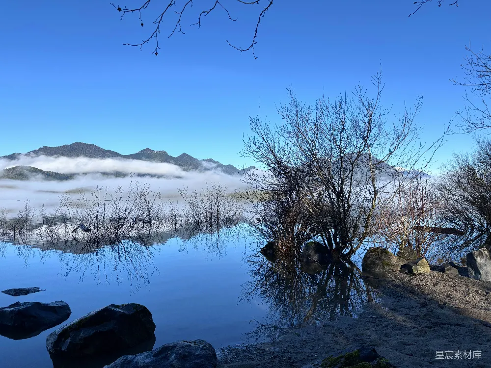 高清摄影 自然风光 宁静 晨雾 湖泊 山脉 晨雾中的静谧湖景