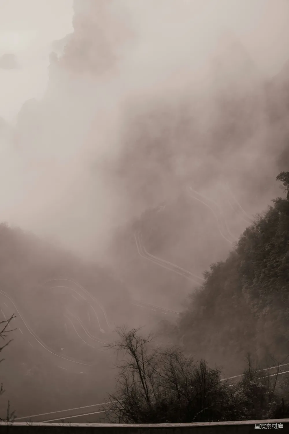 高清摄影 山景 雾气 蜿蜒 自然 旅行 雾中蜿蜒山路
