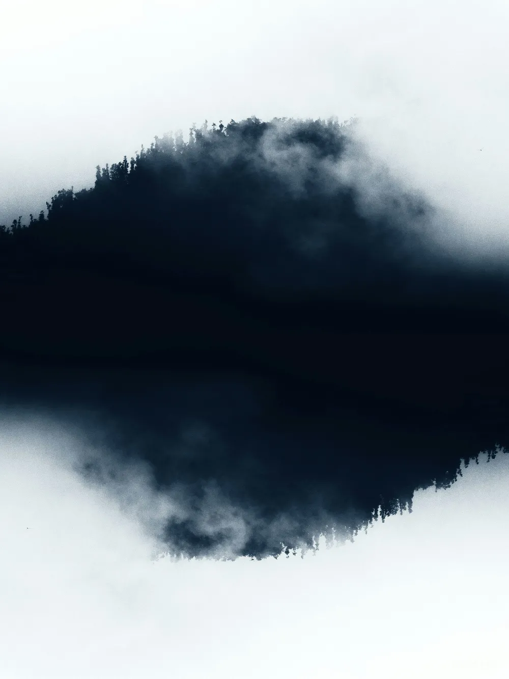 高清摄影 自然 雾气 山景 倒影 静谧 雾中的山与倒影