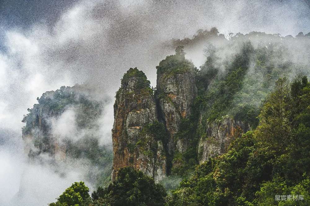 高清摄影 自然风光 山峰 云雾 森林 户外 云雾缭绕的奇峰
