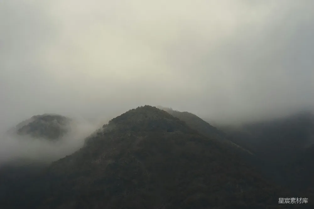 高清摄影 山景 雾气 自然风光 宁静 户外 山峦之雾