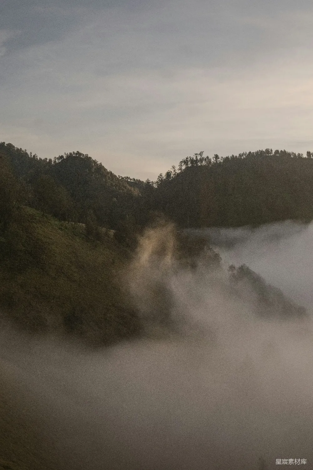 高清摄影 山景 雾气 自然风光 清晨 宁静 雾中的山景