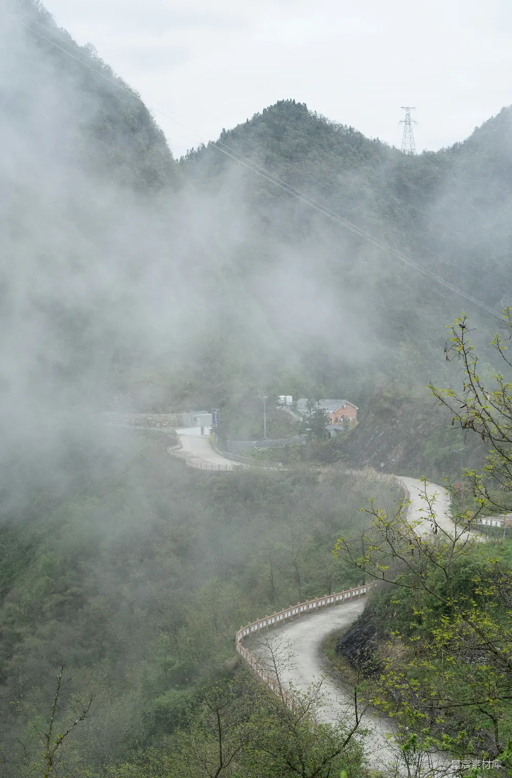 高清摄影 山景 雾气 乡村 公路 自然 雾中山间小路
