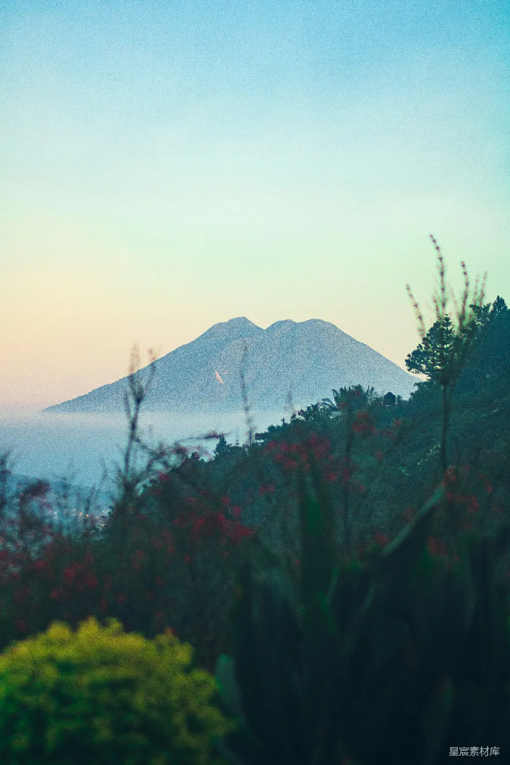 高清摄影 山峰 晨光 自然 宁静 户外 晨曦中的山峰