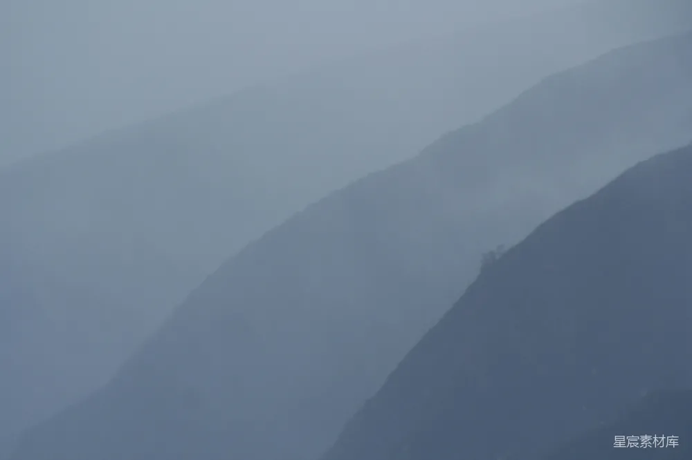 高清摄影 山景 雾气 自然风光 宁静 户外 雾中山影
