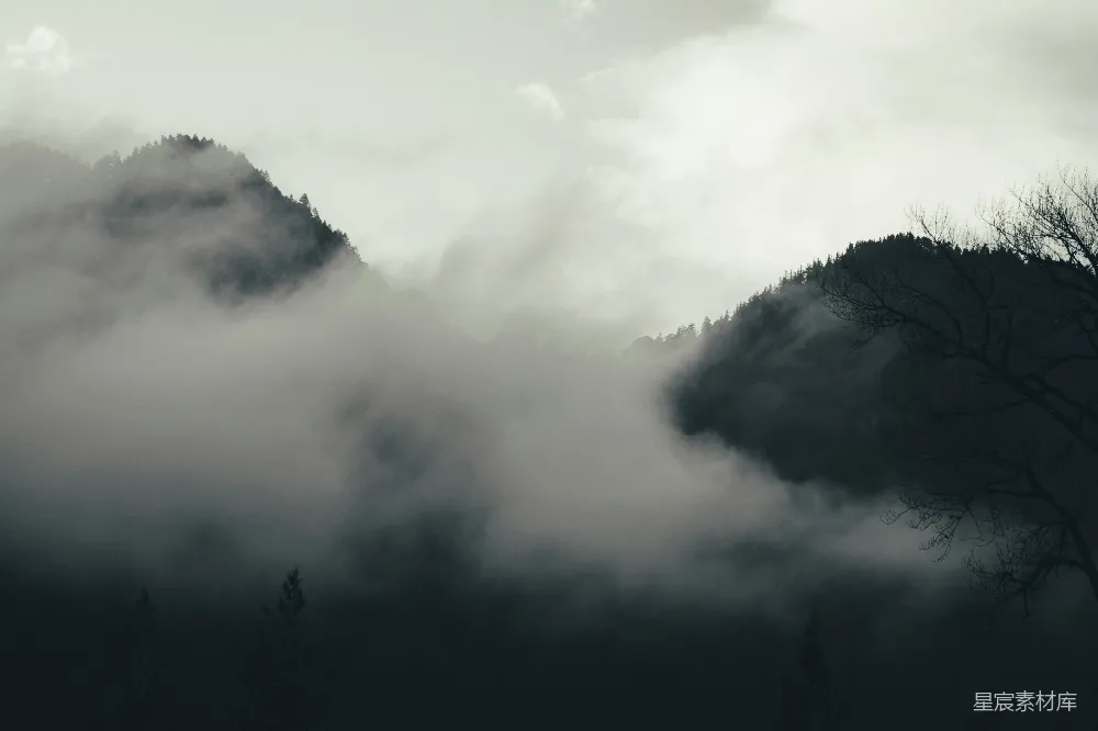 高清摄影 山景 雾气 自然 宁静 户外 山间薄雾