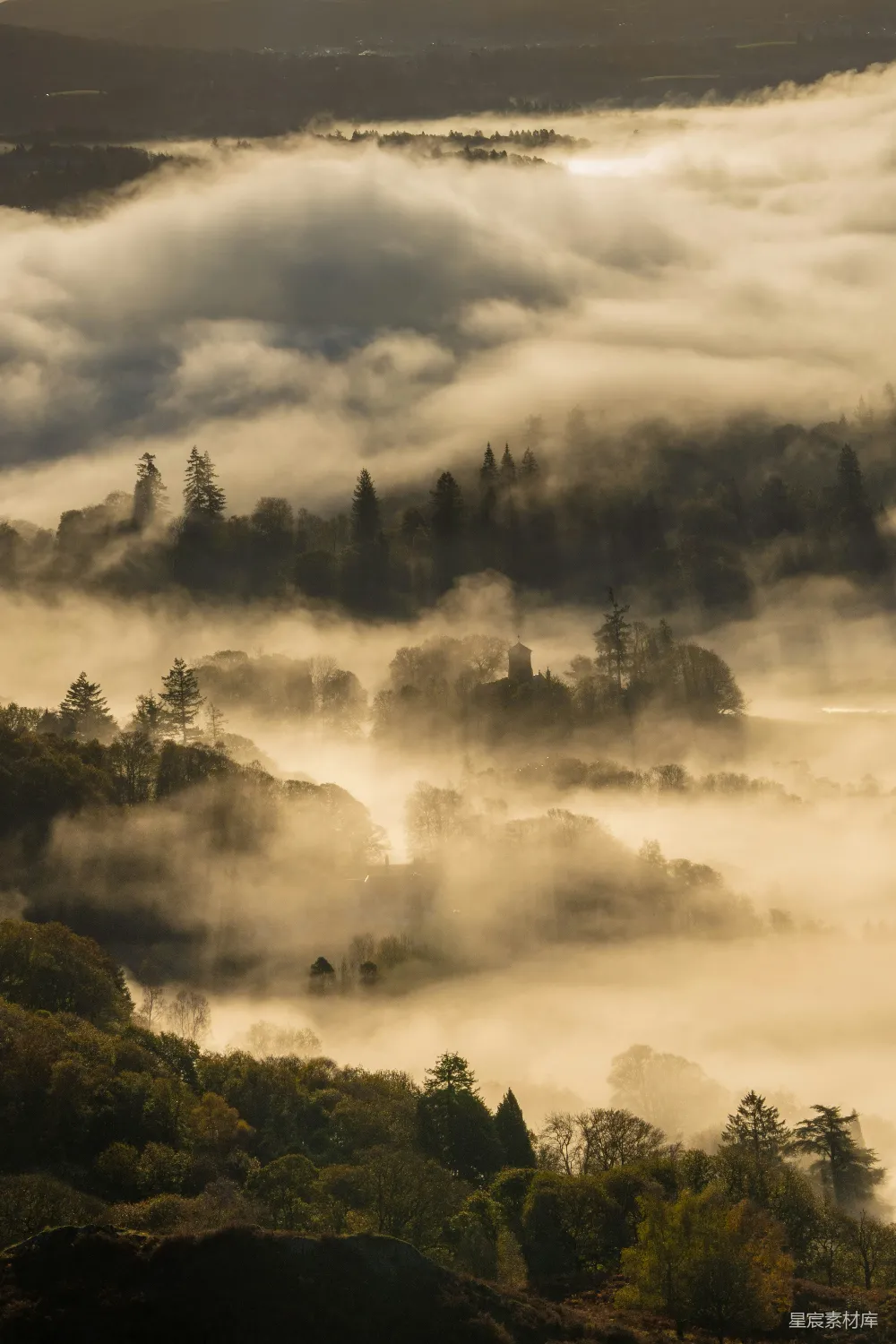 高清摄影 风景 晨雾 山间 教堂 自然 晨雾中的山间教堂