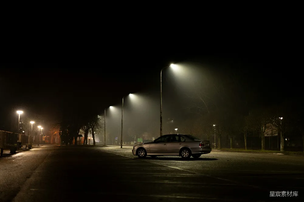 高清摄影 夜晚 路灯 汽车 寂静 城市 夜色中的孤独停车