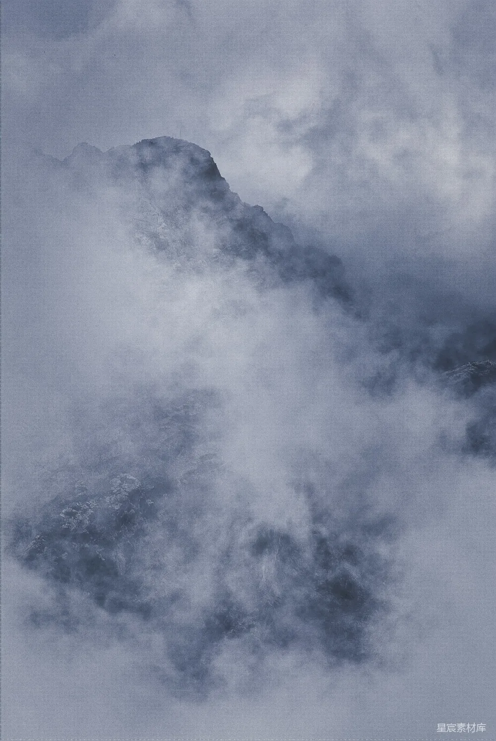 高清摄影 山峰 云雾 自然风光 户外 宁静 云雾缭绕的山峰