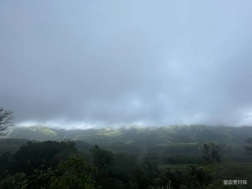 高清摄影 山景 云雾 自然风光 宁静 户外 云雾缭绕的山间景色