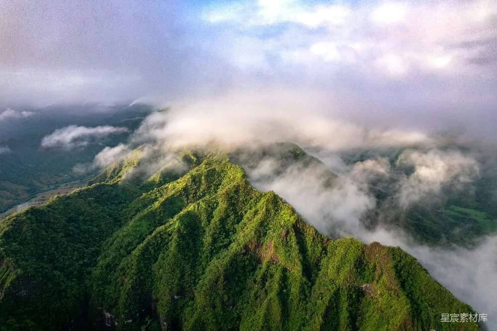 高清摄影 山峰 云雾 自然风光 航拍 旅行 云雾缭绕的山峰