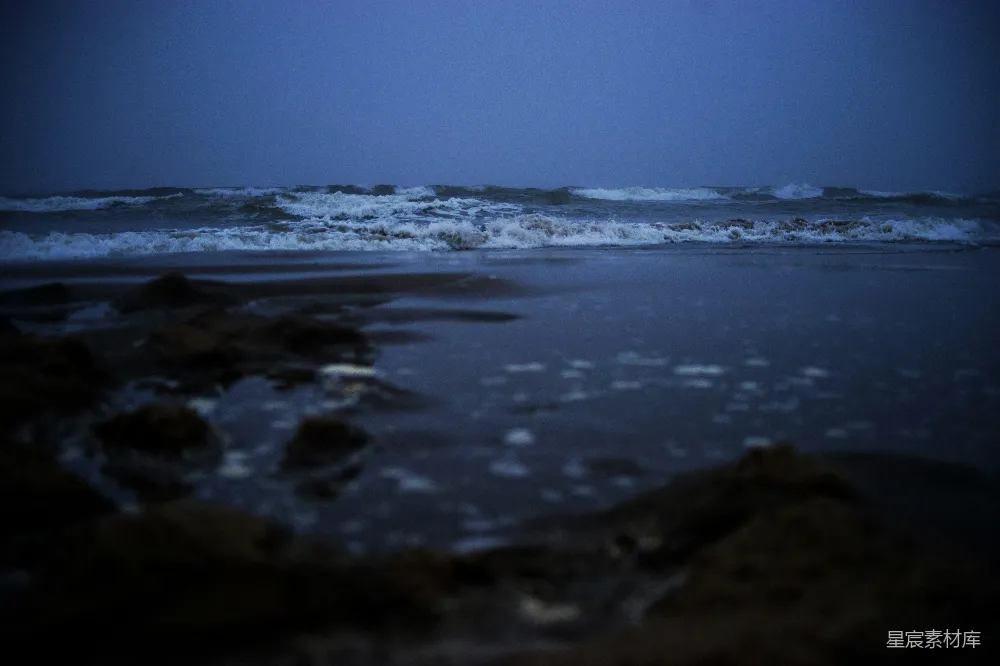 高清摄影 海滩 波浪 暮色 自然 宁静 暮色海滩的波浪