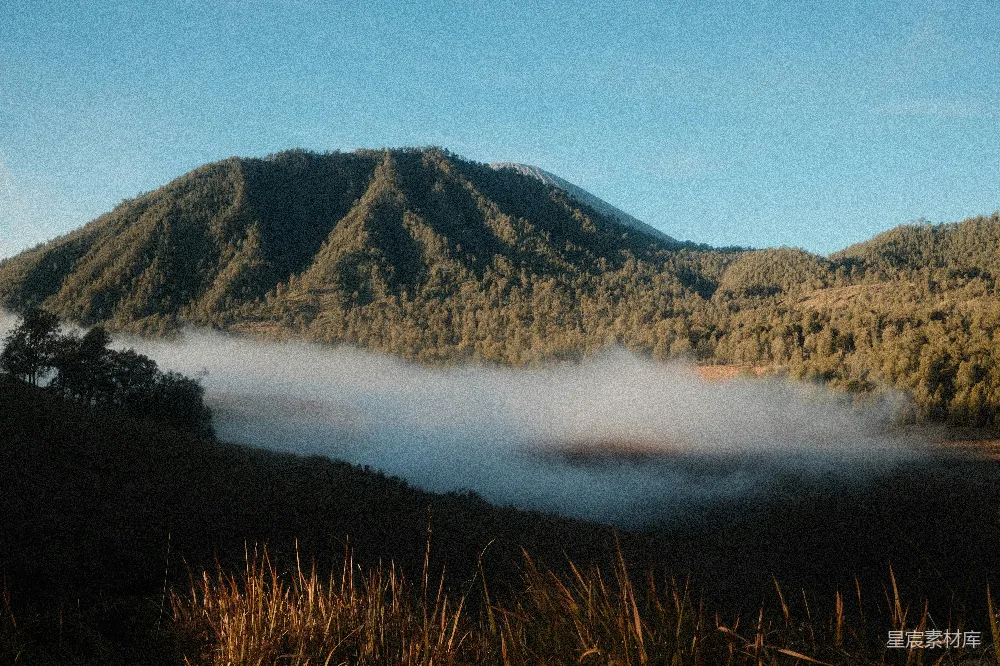 高清摄影 山峦 晨雾 自然风光 宁静 清晨 晨雾笼罩的山峦