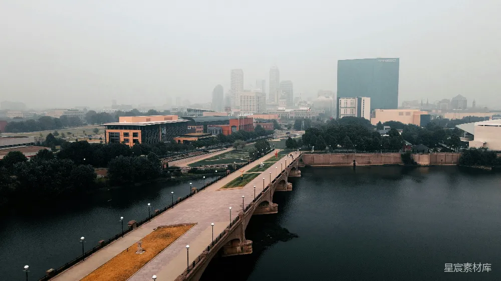 高清摄影 城市景观 桥梁 雾天 建筑群 城市风光 雾蒙蒙的城市天际线与桥梁
