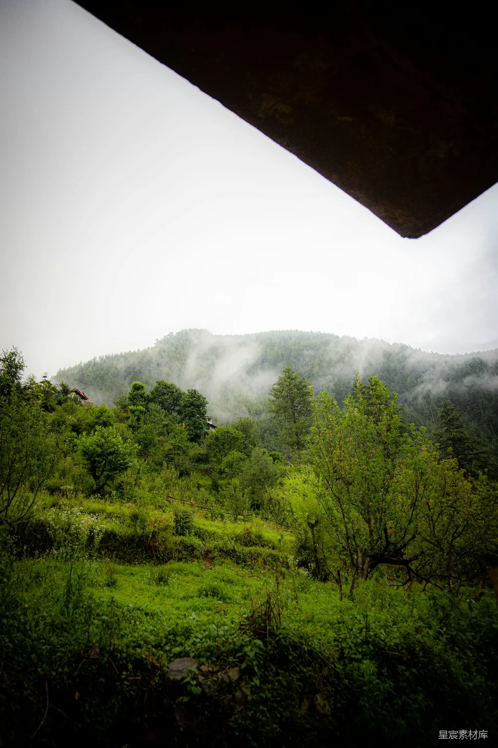 高清摄影 山景 雾气 自然风光 乡村 宁静 云雾缭绕的山间小屋