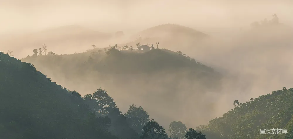 高清摄影 自然风光 清晨 山林 雾气 宁静 晨雾中的山间小屋
