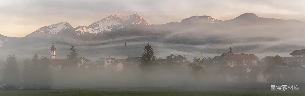 高清摄影 晨雾 阿尔卑斯山 乡村 宁静 自然 晨雾中的阿尔卑斯山