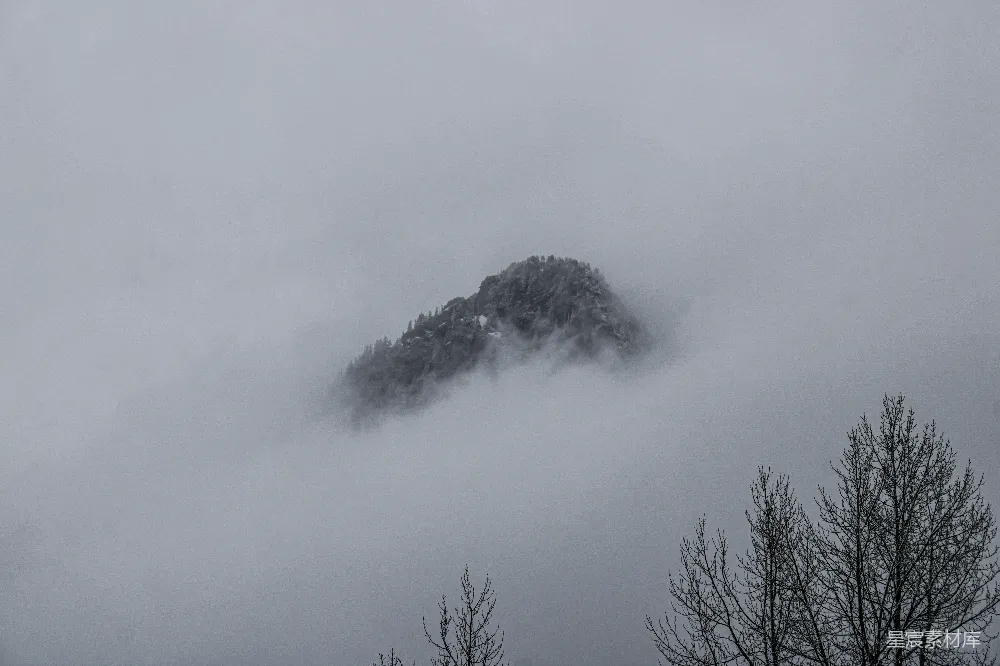 高清摄影 山峰 雾气 自然风光 冬季 宁静 雾中孤峰