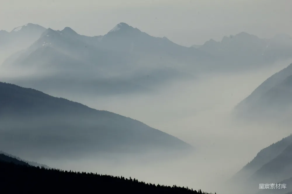 高清摄影 山景 雾气 自然风光 宁静 户外 雾中青山