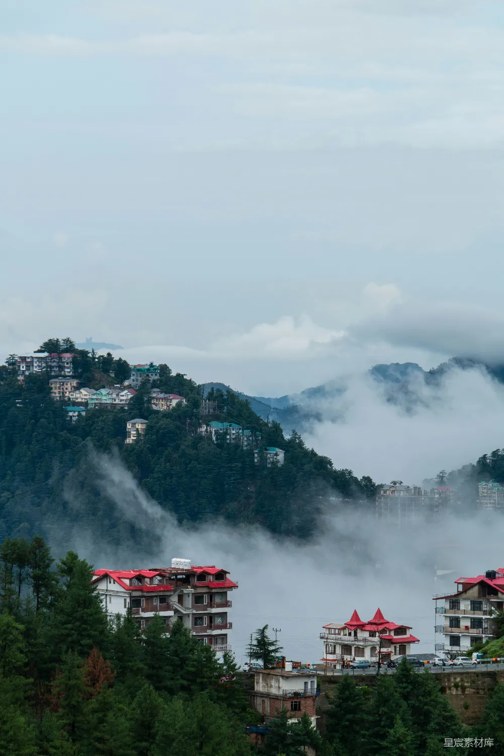 高清摄影 山景 云雾 建筑 宁静 自然 云海中的山间小镇